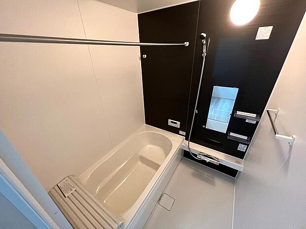【浴室】◆毎日の疲れを癒す浴室は1坪タイプです。足を伸ばしてゆっくりとくつろげます。浴室暖房乾燥機も標準装備です♪