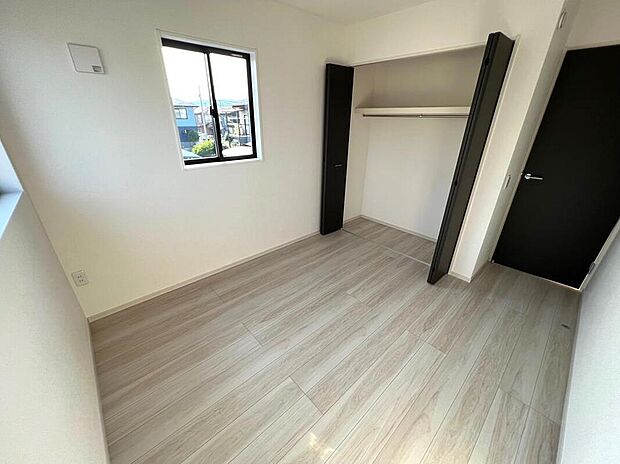 【リビング以外の居室】全居室収納完備なのでお部屋はすっきりと片付きます！