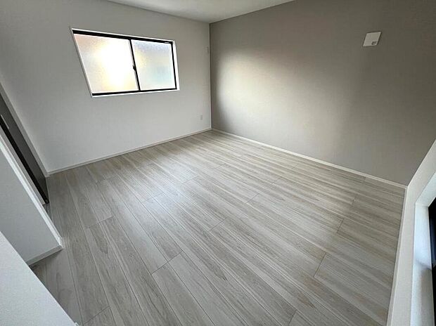 【その他内観】全居室二面採光なので、自然光が入り風通しも良い空間です。