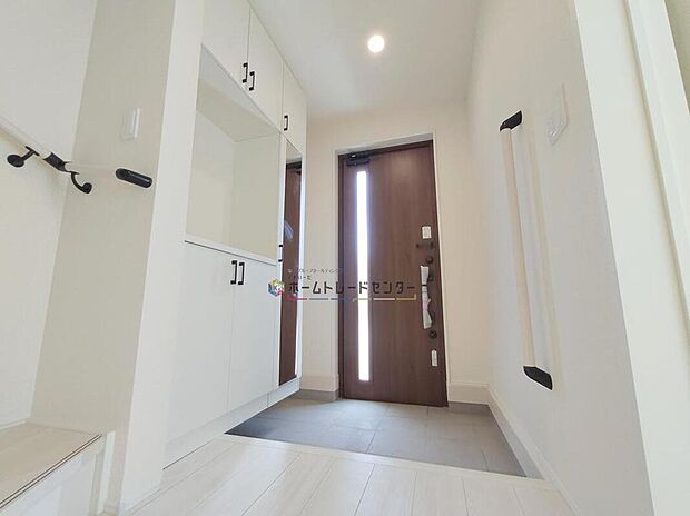 【玄関】◆採光・通風にも配慮された設計の玄関スペース。清潔感あふれる空間をキープできます♪