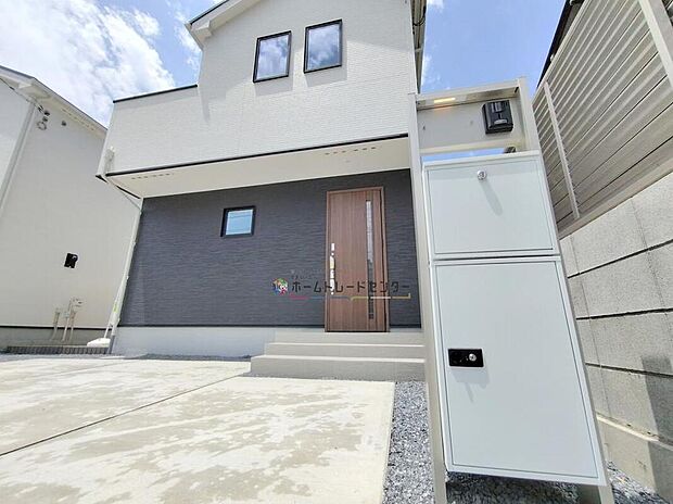 【玄関】◆宅配BOX、TVモニターインターホン付きの玄関。録画機能もあるため、防犯面でもメリットがございます。