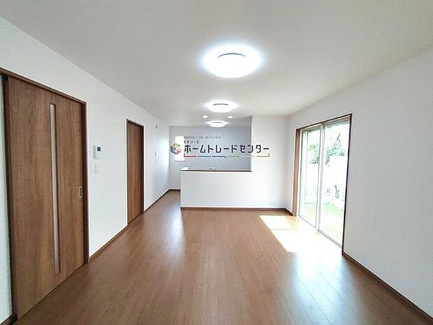 【リビング】◆平日・お仕事帰りなど、いつでもご案内させていただきます！デザイン・目に見える設備面も大切ですが、耐震構造で地震に強い家の為、次代へ繋ぐ強固な住宅です。