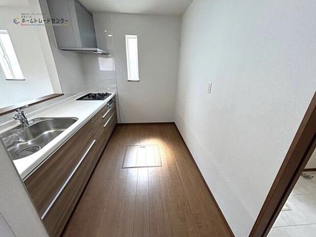 【キッチン】◆小さなお子様の一人遊びやお昼寝をしている時も、お食事の準備をしながら見守りが出来る安心の対面式キッチンです♪ぜひご見学の際にはキッチンに立ち、生活をイメージしてください。