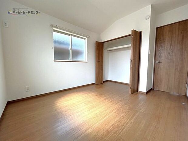 【リビング以外の居室】◆窓が2か所あるので風通しも良く、陽当たりもたっぷり確保した部屋になっています♪