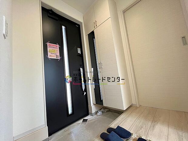 【玄関】◆お家で出会う人々を迎える玄関だからこそ、広々清潔感あふれる空間にしたいものです。採光・通風にも配慮された設計で毎日明るい空間をキープします♪