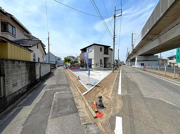 【前面道路含む現地写真】◆毎日帰ってくる家だから、ホッと一息つくような落ち着きある外観デザインの邸宅が並んでいます。ぜひ一度、周辺環境と合わせて現地をご覧下さい♪