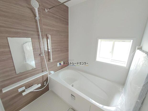 【浴室】◆木目調のアクセントパネルが落ち着いた印象の浴室です。しっかりと足を伸ばせる浴槽疲れを癒して頂けます♪