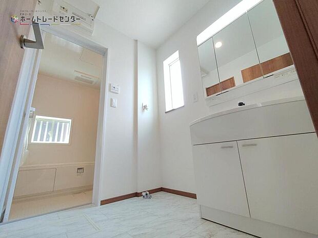 【洗面台・洗面所】◆洗面スペースはお掃除やメンテナンスが楽にできる様に設計されております。ドラム式の洗濯機を配置しても十分なスペースを確保した設計となっております。