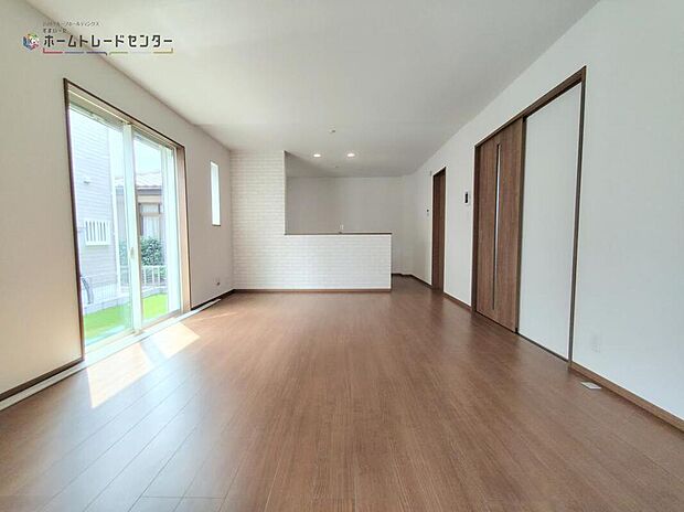 【リビング】◆資料送付・ご見学即対応!建物完成しておりますので、室内ご内覧いただけます♪ご不明点等、スタッフがしっかりと説明させていただきますので、安心して現地をご覧ください♪