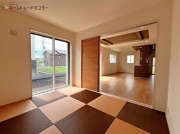 【リビング以外の居室】２号棟◆リビングと隣接する洋風和室は、来客時やお子様を寝かせるスペースなど活用は様々です♪