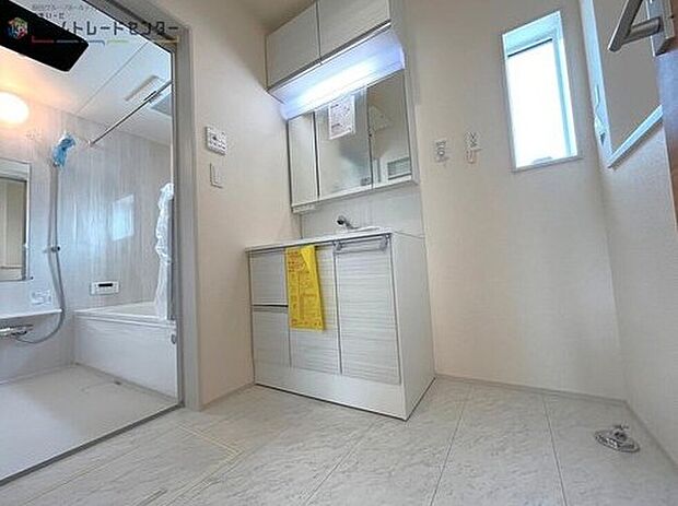 【洗面台・洗面所】２号棟◆アクセントクロスが目を引くおしゃれなデザインです♪