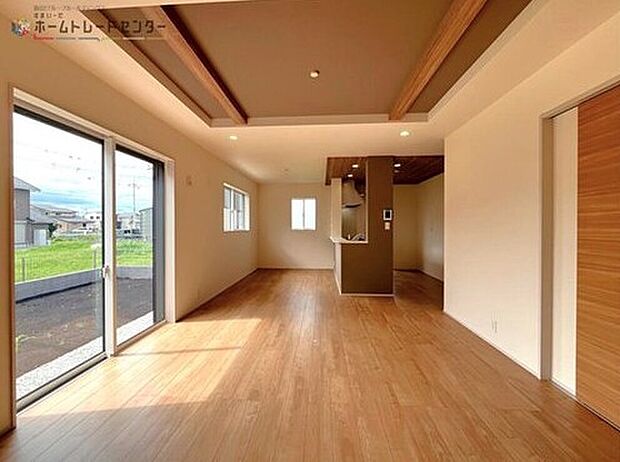 【リビング】２号棟◆内見の際には、テーブルやソファ、カーテンなどのレイアウトを考えるのも楽しいですね♪