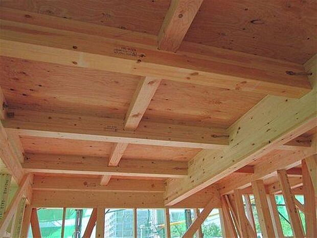 【【剛床工法】】1階と2階の床に「剛床工法」を。構造用面材を土台と梁に直接留めつける工法で、床をひとつの面として家全体を一体化することで、横からの力にも非常に強い構造となります。耐震性に優れた効果を発揮します。