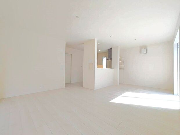 【リビング】◆おもちゃを広げてもゆとりのあるリビングは、お子様の成長を見守っていく、大切な空間です♪