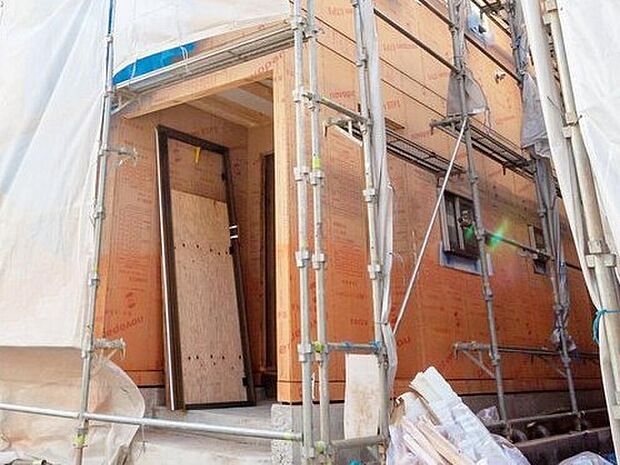 【地震や台風などの水平力に耐える「耐力壁」】構造用面材には国土交通大臣認定パーチクルボード9ｍｍ厚（大臣認定仕様 FRM-0177）を使用。一般的には2.5倍の壁倍率も、2.9倍に設定しています。