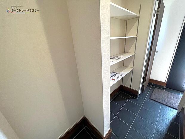 【玄関収納】ロングブーツやトレッキング靴もすっぽり収まる玄関収納。靴はもちろんベビーカーやお子さんの遊び道具なども置いていただけます。