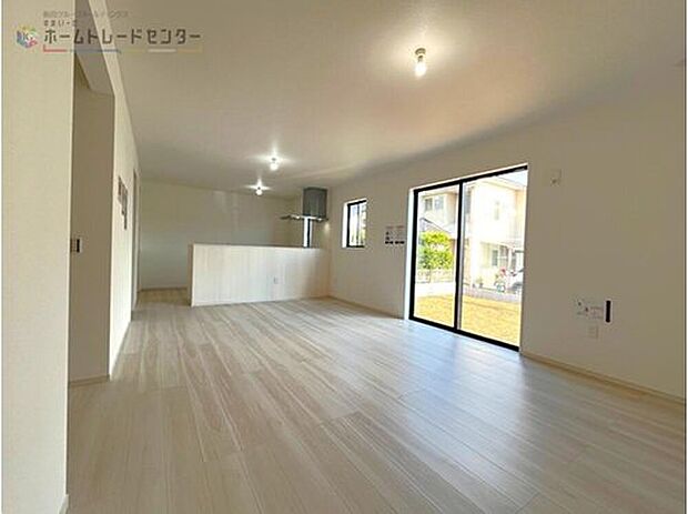 【リビング】◆南向きの大きな窓からは明るい陽射しがたっぷり入るので、夜まで照明いらずで過ごせます♪