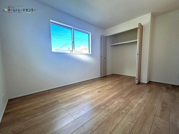 【リビング以外の居室】◆居室のサッシにはペアガラスを採用、高い断熱性による省エネと結露対策に有効です。室内を快適な空間に代えてくれます。現地の通風や採光も実際にご確認下さいませ!