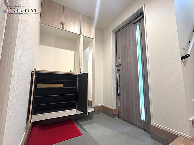 【玄関】◆お家に出会う人々を迎える玄関だからこそ、広々清潔感あふれる空間にしたいものです。採光・通風にも配慮された設計で毎日明るい空間をキープします!