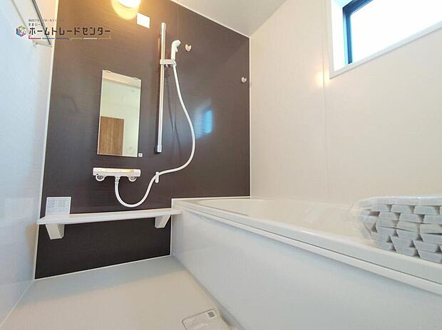 【浴室】窓付きのバスルームは、明るく気持ちの良い空間です。換気もしやすく便利です！