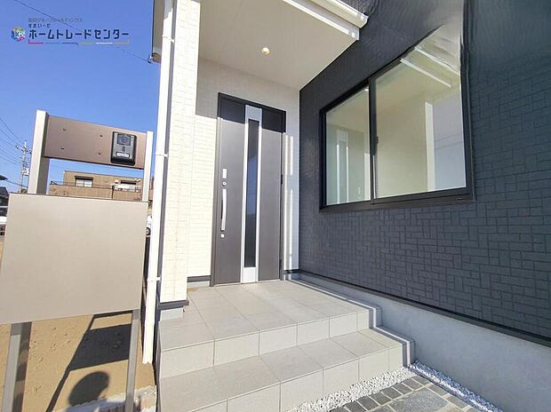 【玄関】TVモニター付きインターホンは録画機能もあり、どのような人が何時に来訪されたのかが分かります。防犯上はもちろん、お届け物などの把握にも便利です。ライトが付いているので、夜間でも安心です。