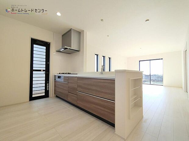 【キッチン】見栄えもよくお手入れもスムーズに出来ます。豊富な収納力もございますので、キッチンスペースをスッキリとお使い頂けそうです。