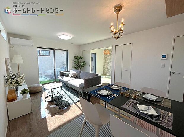 【リビング】3号棟◆大きな窓は遮音性に優れたペアガラスを使用しております。お子さまがリビングで遊んでいても、声を気にせず大丈夫です♪