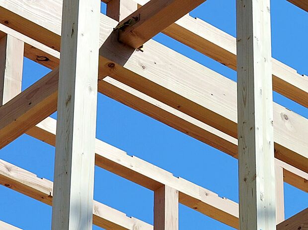 【日本の気候風土に適した「木造軸組工法」】柱、梁などの「軸組み」で構造体を作り上げています。　接合部には、金物・筋かいなどで補強を行いより強度を高め、木材はプレカットにより品質のバラツキを防ぎ、安定した品質を保っています。
