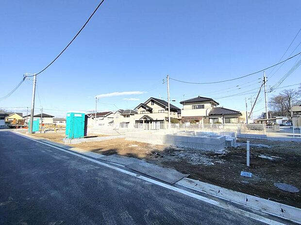 【前面道路含む現地写真】現地（2026年1月）撮影◆前面道路は4.2ｍ～5.8ｍ！お車の駐車も楽々です。 カースペース2～3台分ございますので、家族分の自転車を駐輪したり、来客用の駐車スペースとしてもお使いいただけます。
