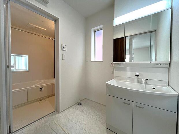 【洗面所】◆洗面スペースはお掃除やメンテナンスが楽にできる様に設計されております。ドラム式の洗濯機を配置しても十分なスペースを確保した設計となっております。