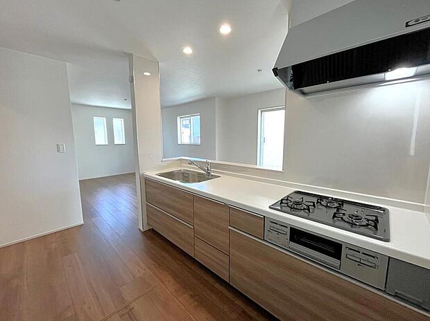 【キッチン】◆人気の対面式キッチン。お食事の準備をしながらでもご家族とのコミュニケーションを楽しめます！ぜひご見学の際にはキッチンに立ち、生活をイメージしてください！