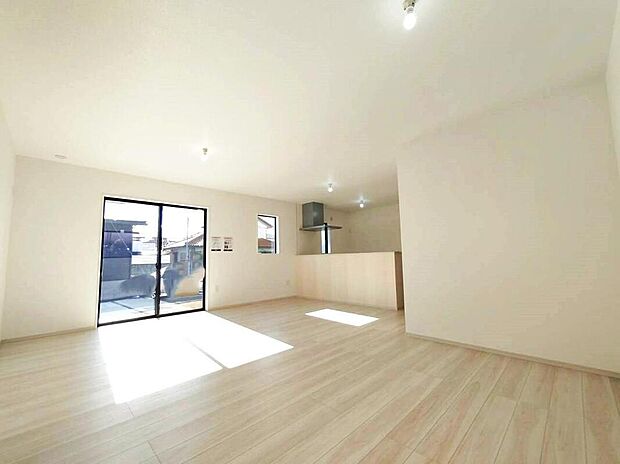 【リビング】1号棟◇明るく開放的なリビングは、シンプルな中にも上質さを感じる心地のよい空間。毎日の暮らしを豊かに彩ります。