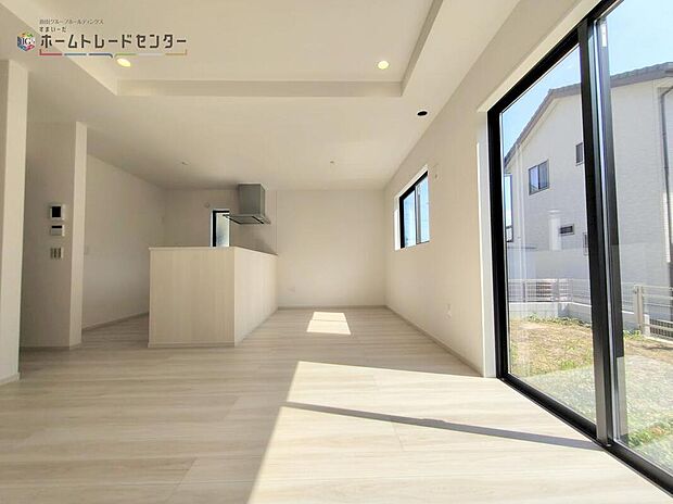 【リビングルーム】◆LDKはご家族みんなが揃う大切な空間です♪テーブルやソファ、カーテン選び、レイアウトを考えるのも楽しいですね♪笑顔溢れる楽しい暮らしをイメージしながらご見学ください♪