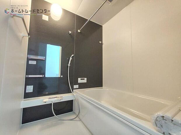 【浴室】◆ご家族一緒に入ってもお寛ぎいただける広々スペース。浴室換気乾燥機を搭載し、使用後は湿気も排出できキレイな空間を維持できます。