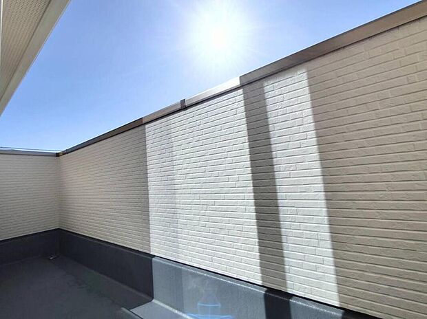 【バルコニー】1号棟◆南面バルコニーなので日当たりがよく洗濯物もスッキリと乾きそうですね。