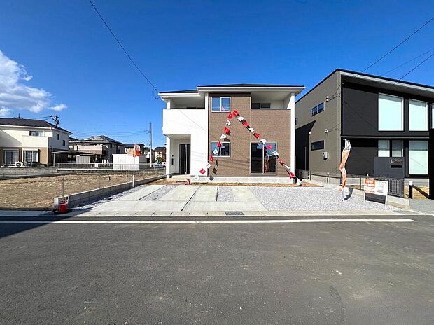 【駐車場】駐車スペースは2台分完備!ご夫婦それぞれ車を置けるだけでなく、急な来客やお子様の自転車を停めることもできますね。