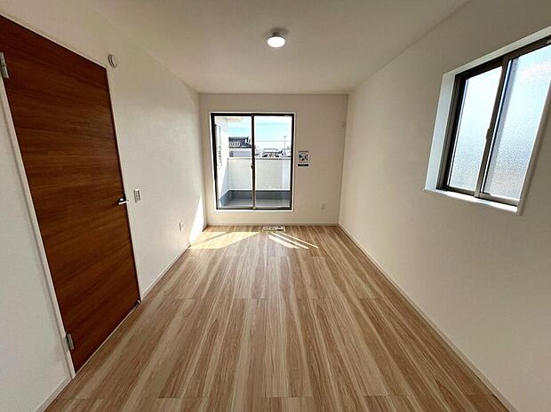 【リビング以外の居室】◆2階のプライベートルームは2面採光で一日を通して陽光が差し込む明るい室内。毎日スッキリとお目覚めいただけそうです。