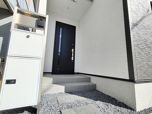 【玄関】宅配ボックス付き♪