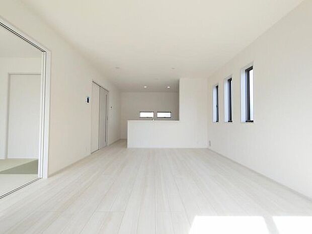 【リビング】◆洗練された純白空間。差し込む光を味方にする、明るいリビングです。