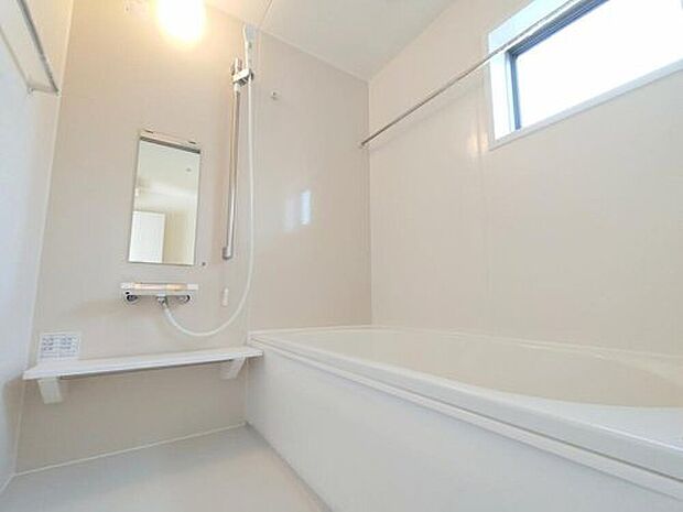 【浴室】◆広々とした浴室で一日の疲れをゆっくり癒せます。快適なバスタイムをサポートする設備が充実♪