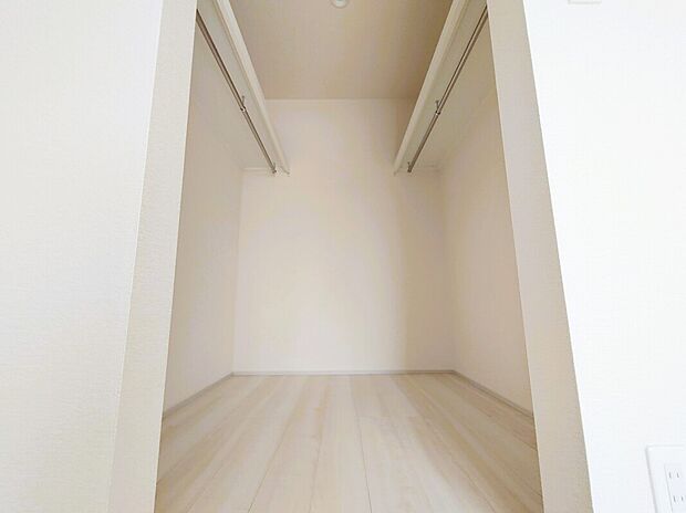 【【ウォークインクローゼット】】お子様との思い出もたっぷりしまえるウォークインクローゼット。衣類だけでなく、鞄などの小物からスーツケースやレジャー用品などの大きな物までたっぷり収納出来ます。