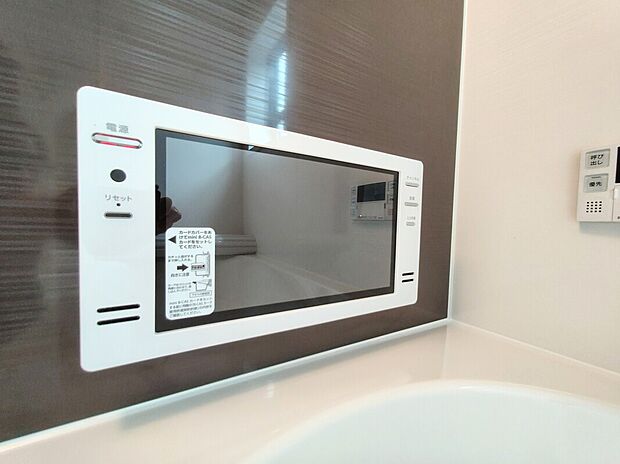 【浴室テレビ】気になるテレビも見逃すことなくお風呂を楽しめます。子供番組を流せば、お風呂嫌いなお子様もすんなり入ってくれそうですね。