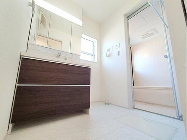 【洗面台・洗面所】◆１号棟　ワイドな三面鏡付きシャンプードレッサーと、たっぷりと水を溜められる大きめのボウルで使い勝手の良い洗面化粧台。