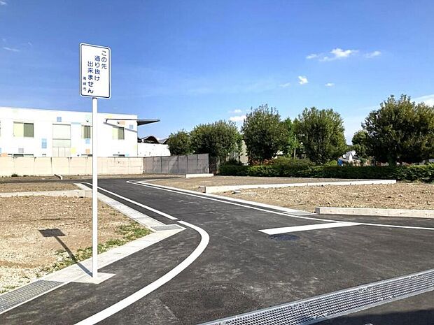 【現地外観写真】周辺は静かで落ち着いた雰囲気の住宅街です。交通量も少なく、穏やかで快適にお過ごし頂けそうです。