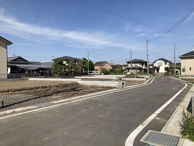 【前面道路含む現地写真】◆休日にご家族揃ってご見学はいかがでしょうか♪実際の現地を見てみると図面などではわからない、新たな発見もありますのでまずはお気軽にお問い合わせください！