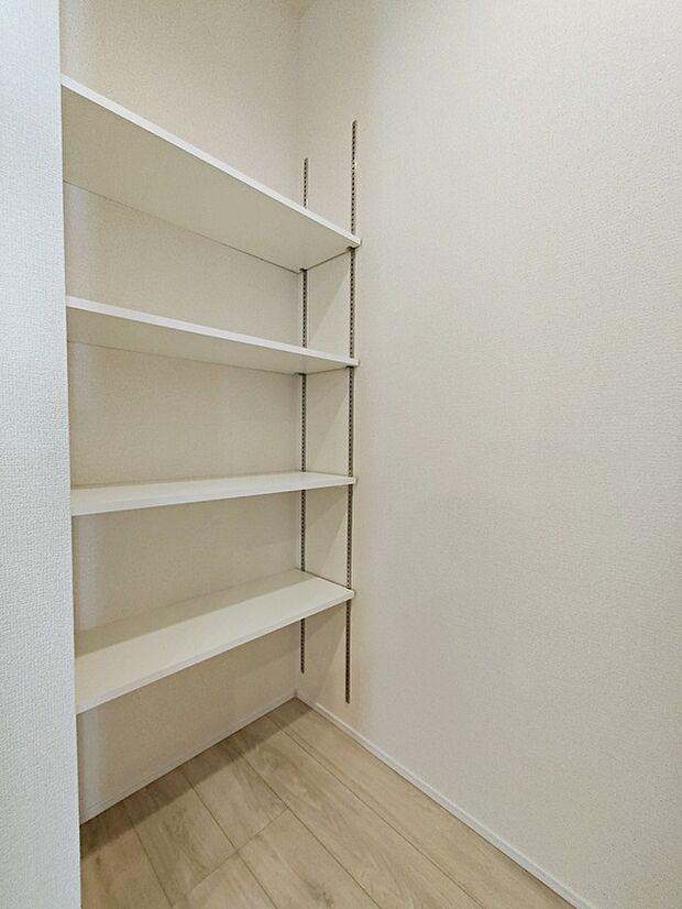 【【可動棚】】ミネラルウォーターや調味料など、まとめ買いしても置き場所の心配がいりません。育ちざかりのお子様を持つママにとっても嬉しいスペースです。