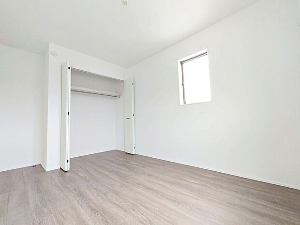 【リビング以外の居室】収納も完備しているので、お部屋は美しい空間を保てますね!