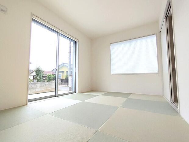 【リビング以外の居室】◆落ち着ける空間の和室。ゴロゴロする、お子様を寝かせる、客間として利用するなど、ライフスタイルに合わせて変化をもたらすことができます。