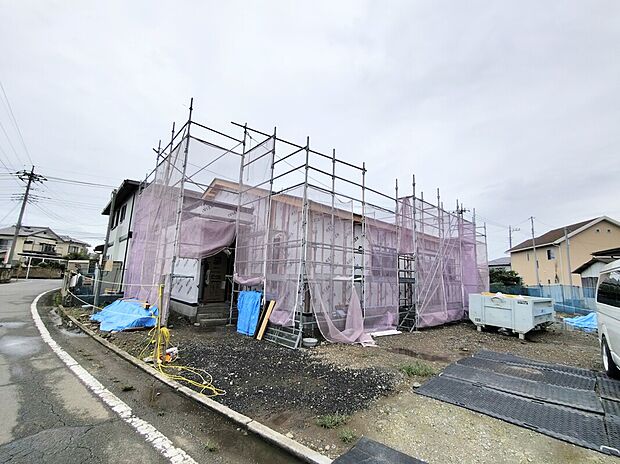 【現地外観写真】100坪超の広大な敷地で駐車場も３台確保！広々お庭で休日も楽しく過ごせそうですね♪
現地（2026年7月）撮影