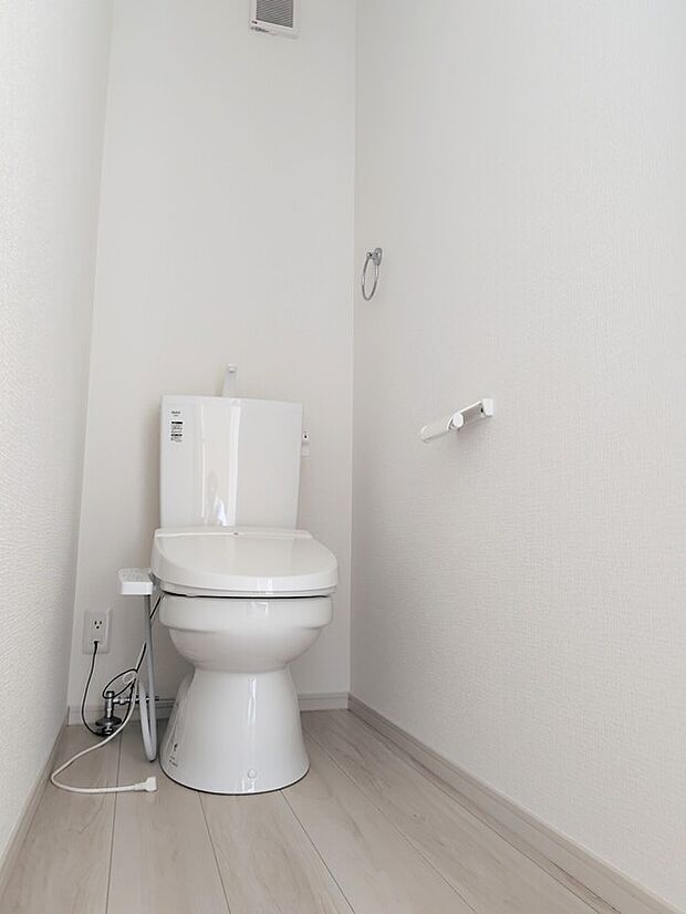 【【トイレ】】冬場のヒヤッとを防げる温水洗浄便座♪寒い日でも快適に過ごせます。